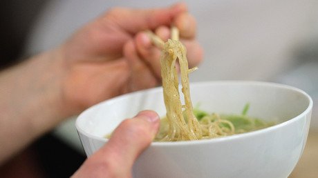 Un niño descubre una repugnante sorpresa flotando en su sopa de ramen