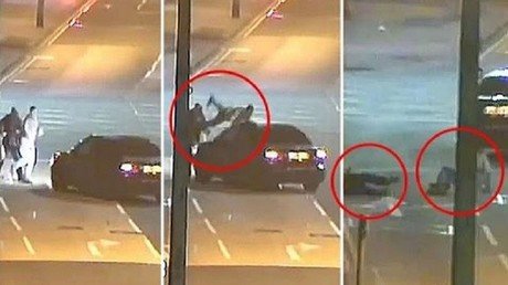 Impactante video: Conductor eleva por los aires a dos transeúntes que le reclamaron el paso