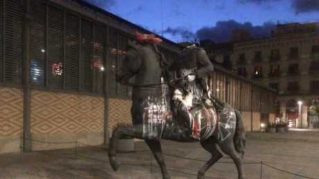 Colocan una cabeza de cerdo sobre una estatua decapitada de Franco 