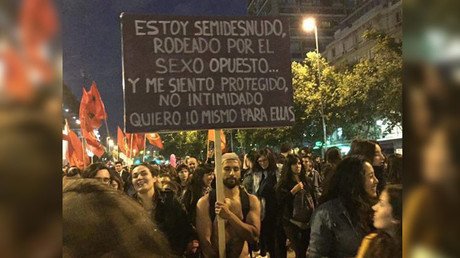 El hombre que se hizo viral por su cartel feminista tiene denuncias por violencia doméstica