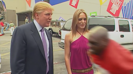 'Trump' recibe una brutal agresión por sus polémicos comentarios sobre las mujeres