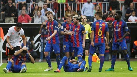 Fanáticos del Valencia C.F. lanzan un botellazo a los jugadores del F.C. Barcelona