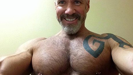 Un reportero estadounidense se convierte en actor porno por odio al sensacionalismo de la televisión