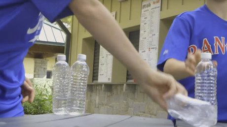 El reto de la botella, la moda viral que divierte a los pequeños y enloquece a los adultos (VIDEO)