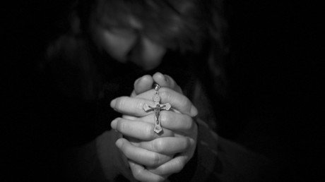 ¿Las piedras sienten frío? Estudio afirma que los religiosos entienden menos el mundo que nos rodea