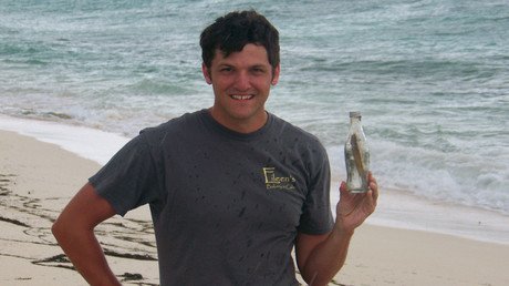 Lanzan un mensaje en una botella al océano y varias décadas después le llega a su hija