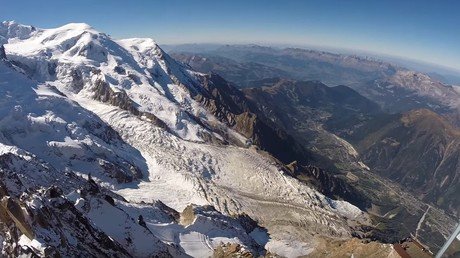 A un paso de la muerte: graba su salto en traje aéreo que casi termina en tragedia