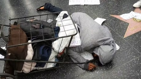 Atacan e insultan a una mujer por proteger la estrella de Donald Trump en Hollywood (VIDEOS) 