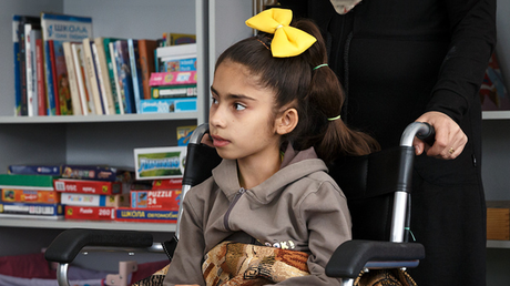 Madre de la niña siria que perdió las piernas en Alepo insta a Obama a no apoyar a los terroristas