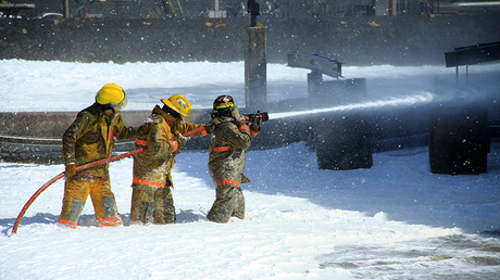 Gran incendio en un tanque de hidrocarburos en una refinería en Venezuela (Fotos)