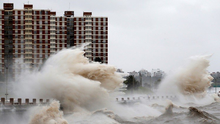 Alerta roja en Uruguay por tormentas peligrosas en los territorios del norte