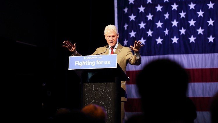 "Es extraño": El FBI revela materiales de un caso de Bill Clinton a una semana de las elecciones
