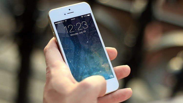 ¿Giro al pasado o apuesta de futuro?: Apple patenta un móvil plegable