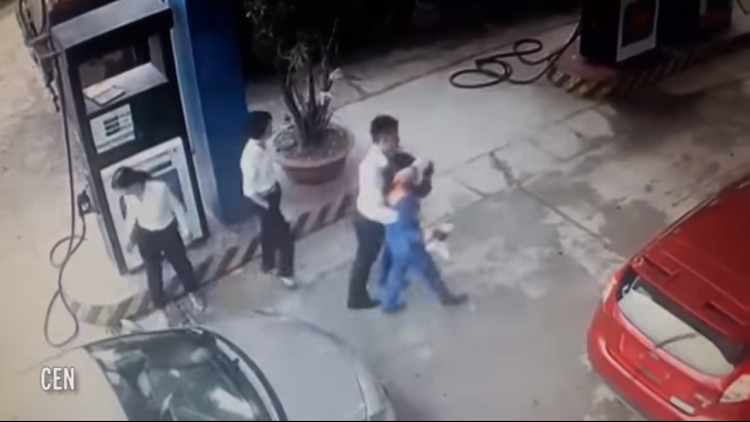 Video: Un banquero golpea con una pistola de gasolinera a una empleada porque creyó que lo engañaba