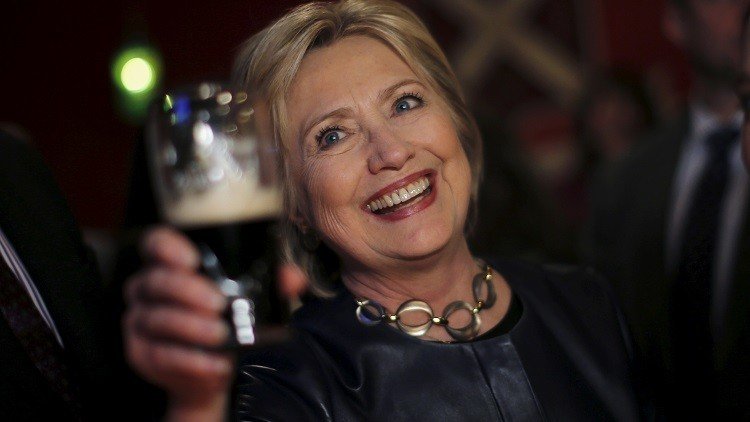 La otra 'resaca' electoral de Hillary Clinton: La verdadera historia detrás de sus memes con alcohol