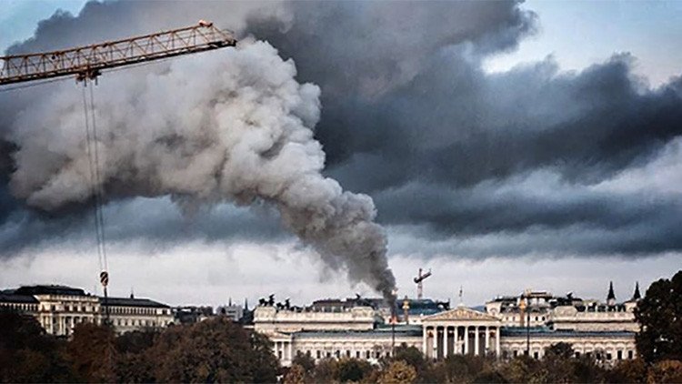 Austria: Una gruesa columna de humo emerge del edificio del Parlamento (VIDEO)