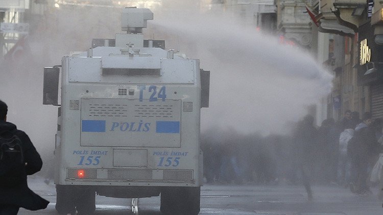 La Policía turca lanza gas lacrimógeno contra manifestantes en Estambul (VIDEO, FOTO)