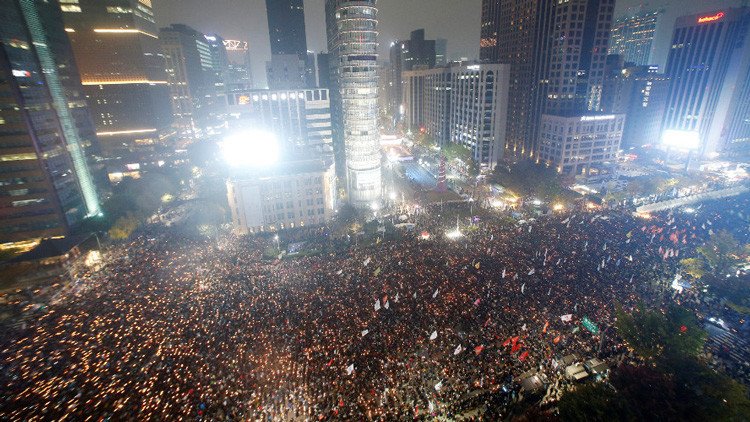 '¡Renuncia, criminal!': Decenas de miles de surcoreanos exigen la renuncia de la presidenta (VIDEO)
