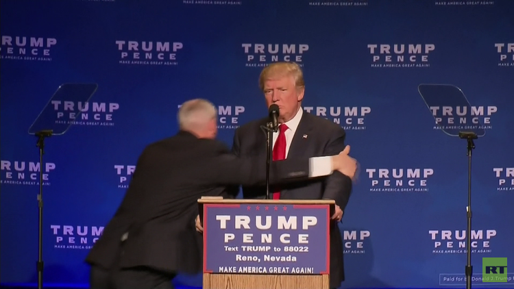 El Servicio Secreto saca a Trump de escena durante un mitin por un intento de agresión (VIDEO)