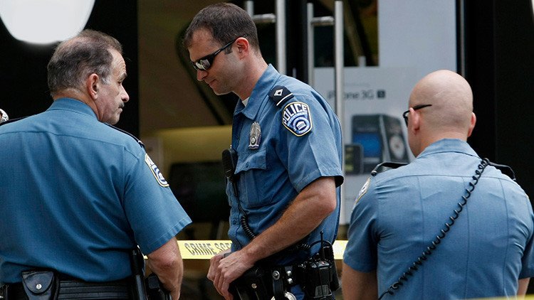 EE.UU.: Indignante foto de un policía con el pulgar levantado cerca de un cadáver