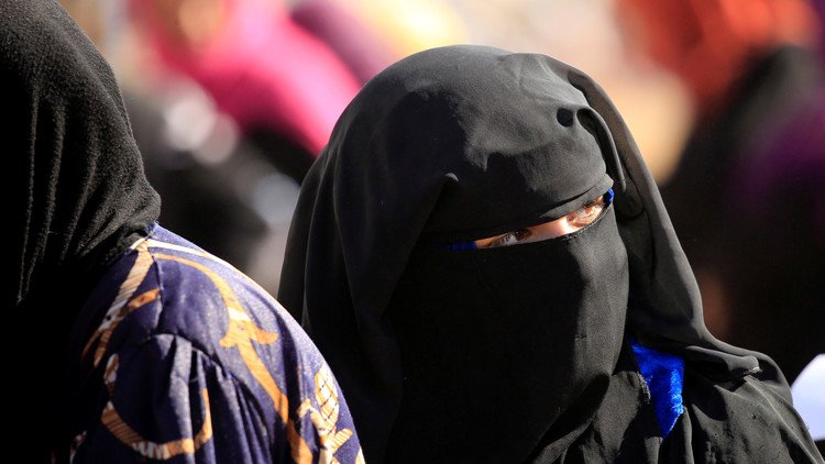 Video: Mujeres de Mosul se desprenden de sus burkas entre risas y lágrimas tras escapar del EI