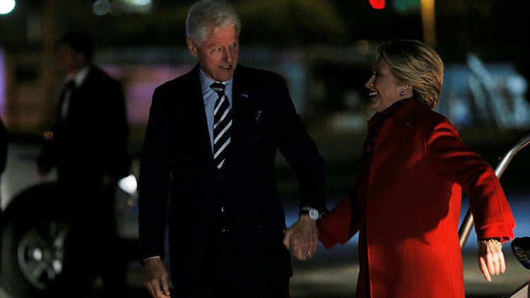 ¿Vuelve a sentirse mal Hillary Clinton? Un nuevo video muestra cómo se tambalea al bajar del avión 
