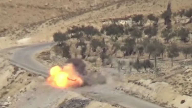 VIDEO: Misil del Ejército sirio despedaza un vehículo usado por terroristas