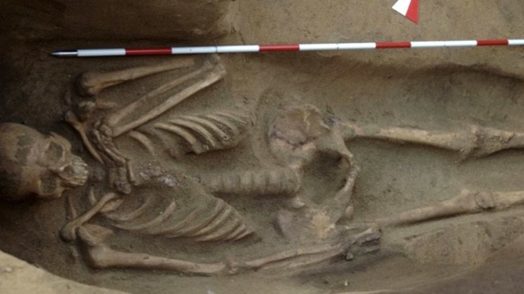 Misterio etrusco: Hallan un esqueleto engrillado de hace 2.500 años (VIDEO)