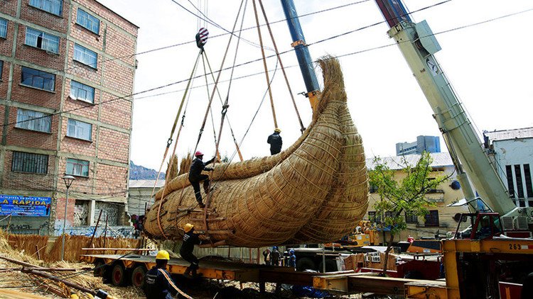 Bolivianos construyen una balsa para cruzar el océano Pacífico en 180 días