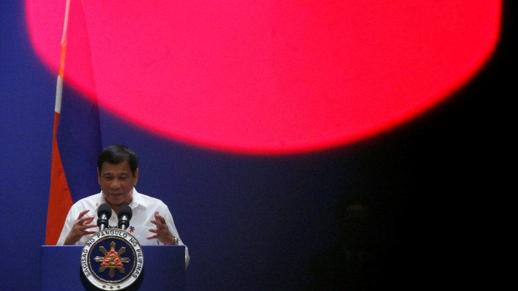 Presidente filipino afirma que él solo es "una pequeña molécula" en comparación con Trump