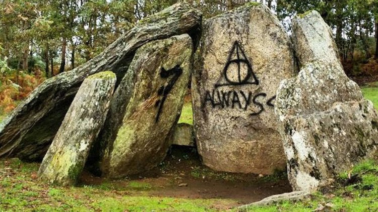 Pintan símbolos de Harry Potter en un monumento neolítico de 4000 años de antigüedad