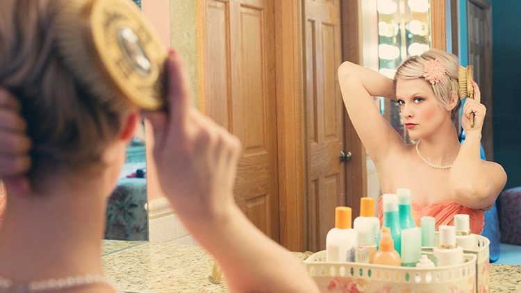 Extraña enfermedad hace a una joven verse fea cada vez que se mira al espejo (Fotos)