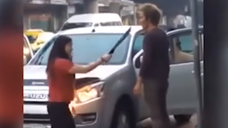 '¡A la casa!': Dramático momento en que una mujer se lleva a su esposo a punta de machete 