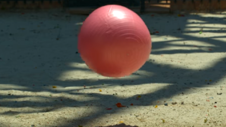 ¿Resistirá un balón para gimnasio lleno de agua si lo lanzas desde 50 metros? Mira el resultado 