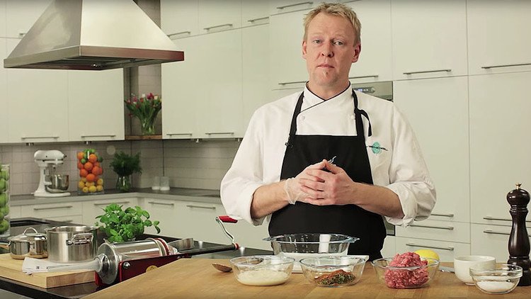 FOTO: Agreden a un conocido chef en Suecia por su parecido con Trump 