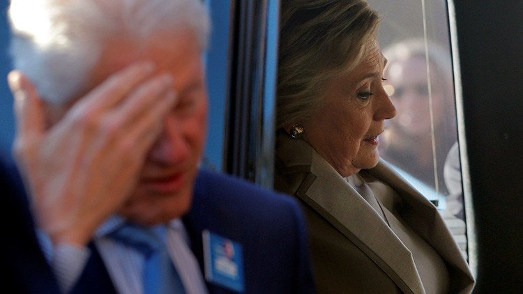 "Tiró su móvil del tejado": Los Clinton discutieron duramente sobre la causa de la inminente derrota