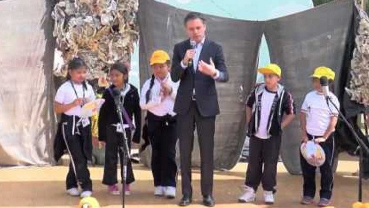 VIDEO: Una niña de primaria le enseña a hablar correctamente al ministro de Educación de México