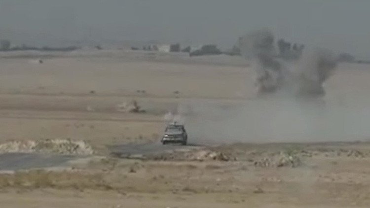 Siria: Soldados se salvan milagrosamente de la gigantesca explosión de un coche bomba (Video)