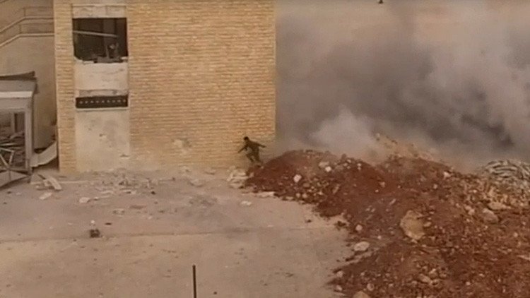 VIDEO: ¿Es este el soldado con más suerte de Siria?