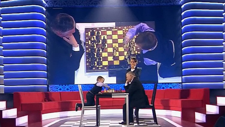 Con todos ustedes, Anatoli Kárpov dándole una paliza al ajedrez a un niño  de cuatro años