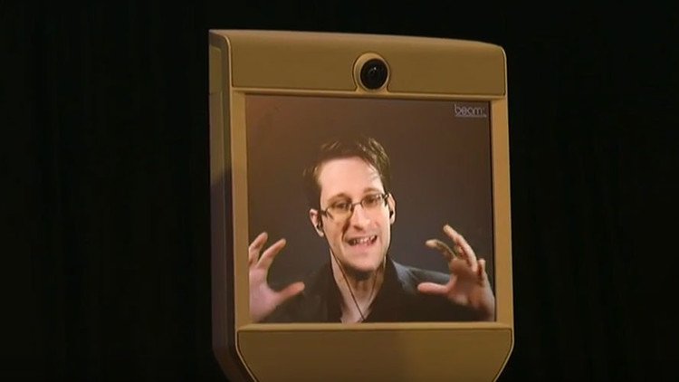Snowden explica por qué no hay que fiarse de Facebook