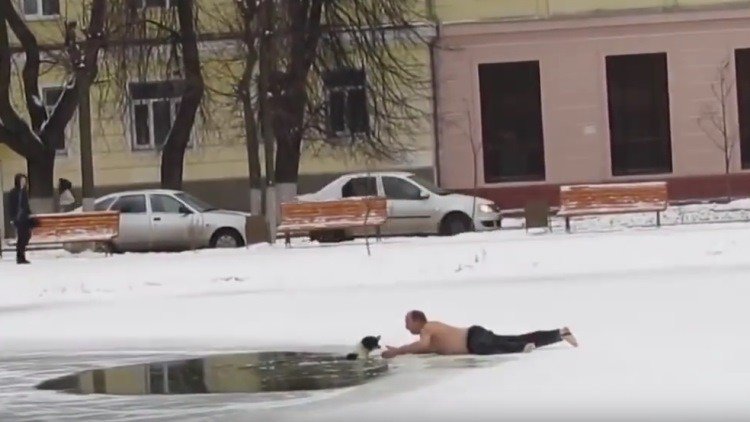 Un ruso semidesnudo salva a un perro atrapado en un río helado