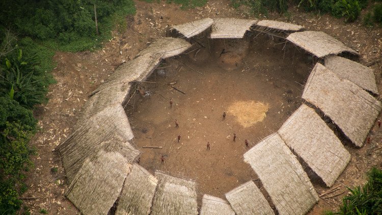 Extraordinarias imágenes de una tribu amazónica no contactada que podría ser aniquilada
