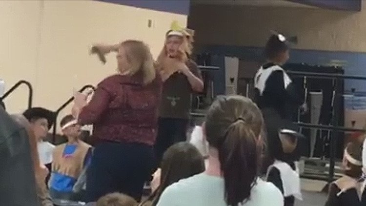VIDEO: Un niño autista rompe a llorar en una obra infantil por culpa de una profesora