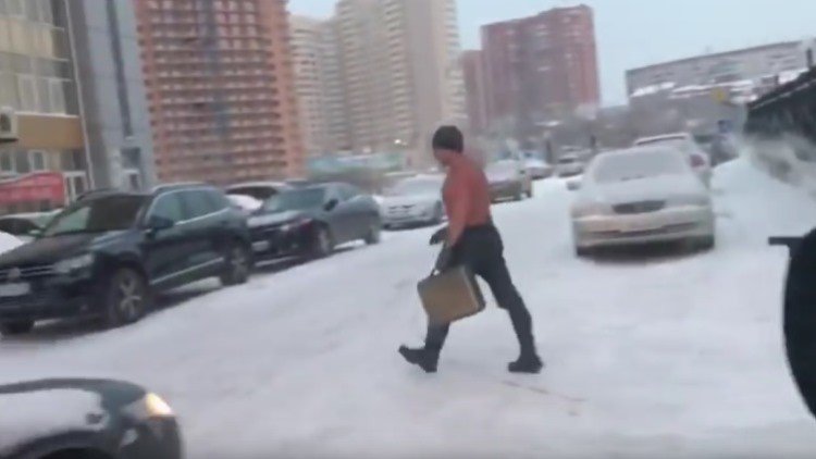 Este ruso va al trabajo en topless a 30 grados bajo cero