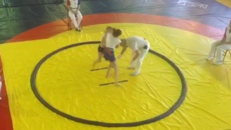 Una niña judoca tumba a su rival (¡y al árbitro!) de un solo golpe