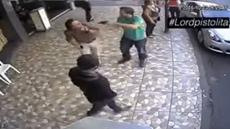 Video: Un delincuente asalta, roba y golpea en pleno día a su víctima en Ciudad de México