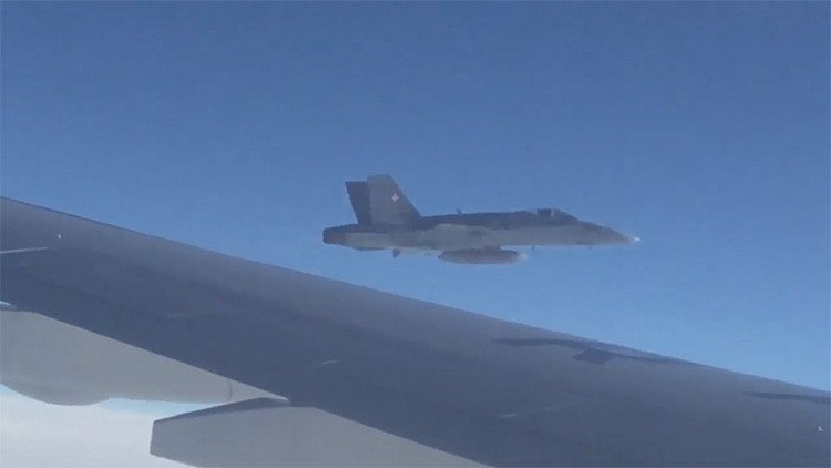 VIDEO: Un caza suizo vuela cerca del avión de la delegación rusa cuando se dirigía a Perú