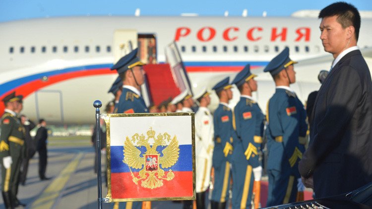 El abrazo del 'oso' y el 'dragón': Putin celebra los lazos con China y anuncia una visita al país
