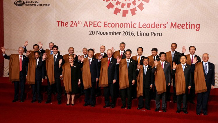 Los líderes del APEC posan ante las cámaras con prendas peruanas 